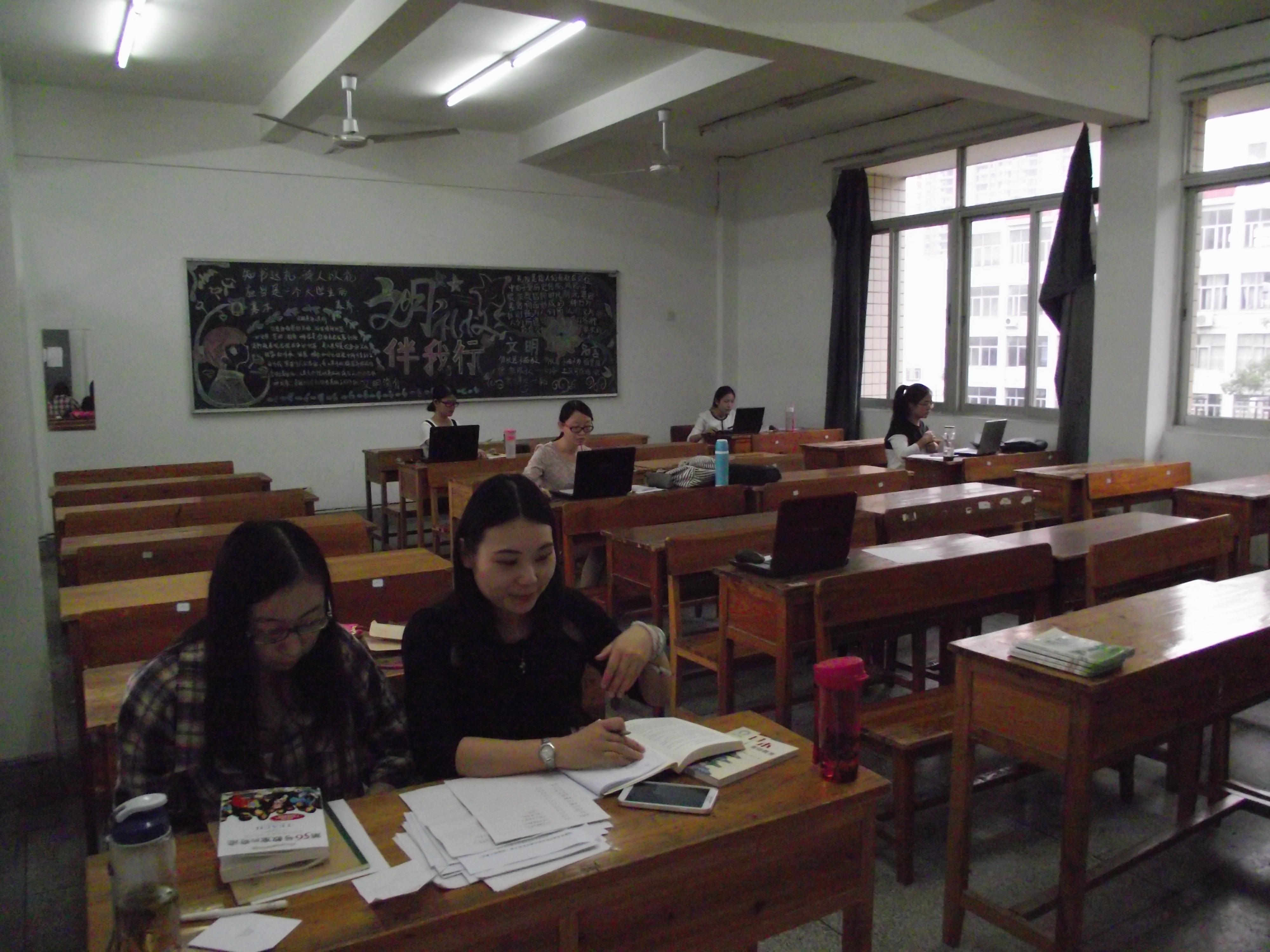 教科院举行2011级师范生教学技能大赛