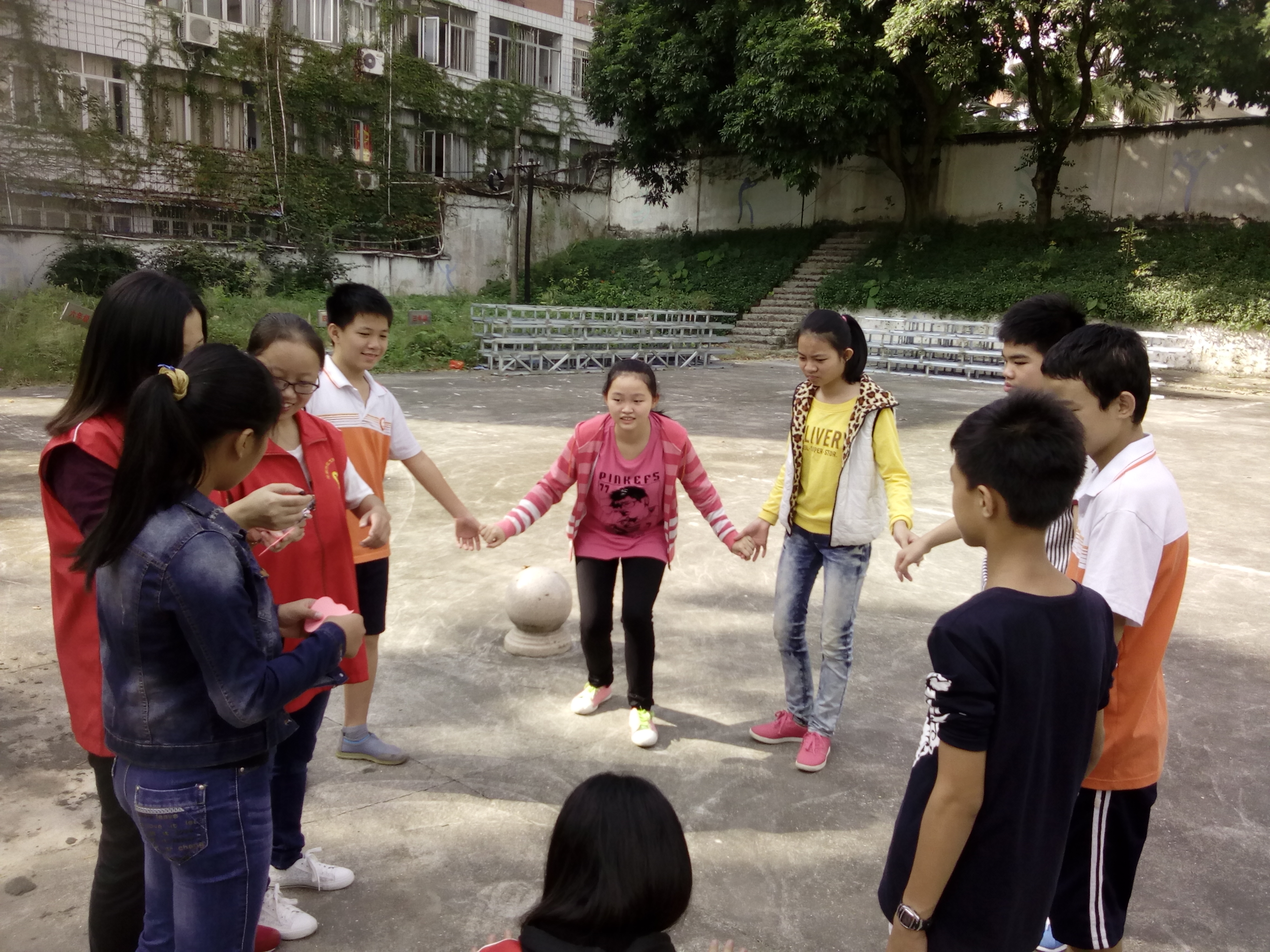 聋哑小学之 “手牵手交流,心连心沟通”主题团辅活动圆满成功