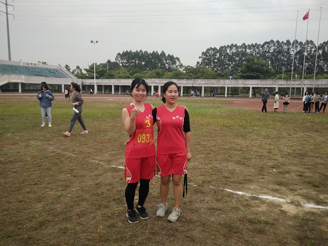 永不言弃,奋勇前行 -----教科院学生女子1500米预决赛勇夺佳绩
