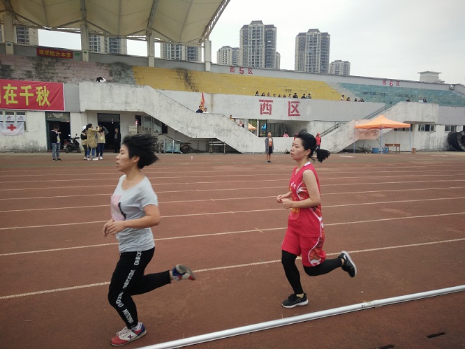 永不言弃,奋勇前行 -----教科院学生女子1500米预决赛勇夺佳绩